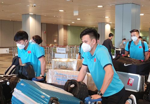 Sau khi hoàn tất thủ tục nhập cảnh, hai đội tuyển đều nhanh chóng di chuyển về địa điểm cách ly theo đường riêng nên không gặp nhau.