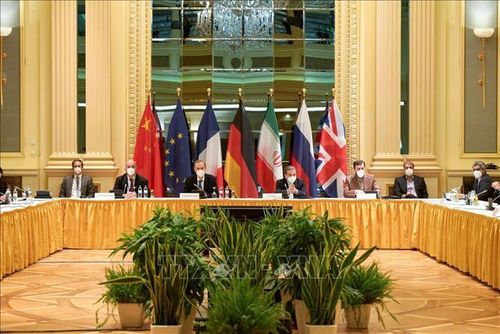 Đặc phái viên của Liên minh châu Âu (EU) phụ trách điều phối các cuộc thảo luận khôi phục thỏa thuận hạt nhân với Iran, ông Enrique Mora (thứ 3, trái) và Thứ trưởng Ngoại giao Iran Abbas Araghchi (thứ 3, phải) tại vòng đàm phán mới của Ủy ban chung về vấn đề hạt nhân Iran ở Vienna, Áo ngày 29/11/2021. Ảnh: REUTERS/TTXVN