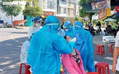 Lấy mẫu xét nghiệm COVID-19 cho người dân tại Đà Nẵng.