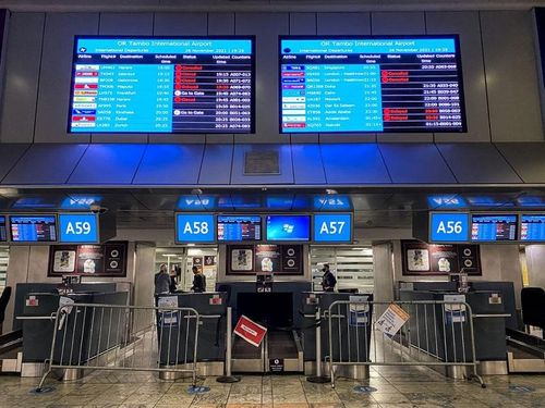 Các chuyến bay từ sân bay quốc tế O.R. Tambo ở Johannesburg (Nam Phi) đến London (Anh) bị hủy, ngày 26/11/2021. (Ảnh: Reuters) 