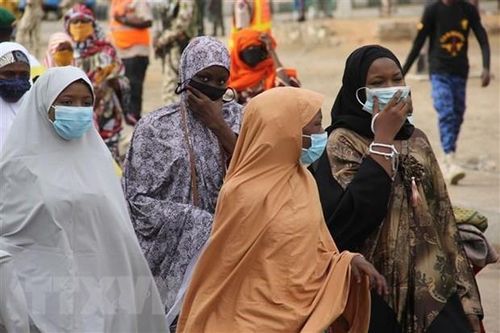 Người dân đeo khẩu trang phòng lây nhiễm COVID-19 tại Botswana. (Ảnh: AFP/TTXVN)