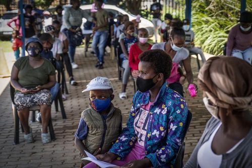 Người dân chờ tiêm vaccine COVID-19 ở Lawley, Johannesburg, Nam Phi ngày 1/12/2021. Ảnh: AP