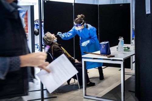 Du khách đến từ Nam Phi được xét nghiệm tại sân bay Schiphol ở Amsterdam hôm 30/11. Ảnh: Getty Images