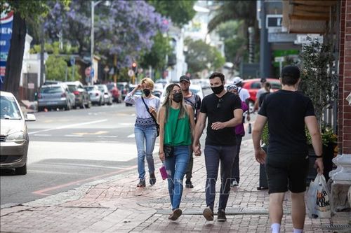Người dân đeo khẩu trang phòng dịch COVID-19 khi đi trên đường phố ở Cape Town, Nam Phi ngày 28/11/2021. Ảnh: THX/TTXVN