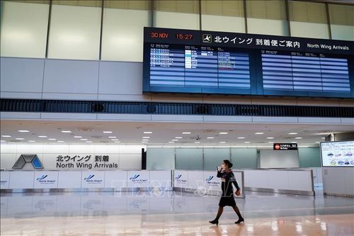 Cảnh vắng vẻ tại sân bay Narita ở thủ đô Tokyo, Nhật Bản, ngày 30/11/2021. Ảnh: THX/TTXVN