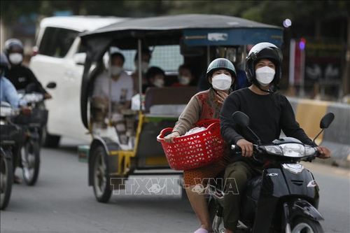 Các phương tiện di chuyển trên phố ở Phnom Penh, Cambodia. Ảnh: THX/TTXVN