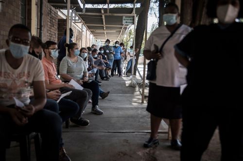 Nhân viên y tế đang chờ tiêm vaccine ngừa Covid-19 ở Klerksdorp, Nam Phi. Ảnh: AP.