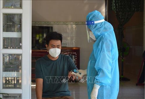 Cán bộ Trạm Y tế xã Bình Thành, huyện Thanh Bình, tỉnh Đồng Tháp đến kiểm tra sức khỏe, đo chỉ số SpO2 cho bệnh nhân COVID-19 đang theo dõi, điều trị tại nhà.