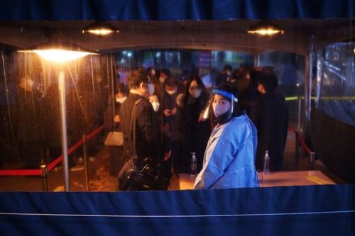 Người dân xếp hàng xét nghiệm COVID-19 ở Hàn Quốc. (Ảnh: Reuters)