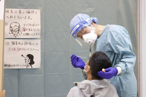 Một du khách xét nghiệm Covid-19 sau khi tới sân bay Narita của Nhật Bản. Ảnh: Kyodo.