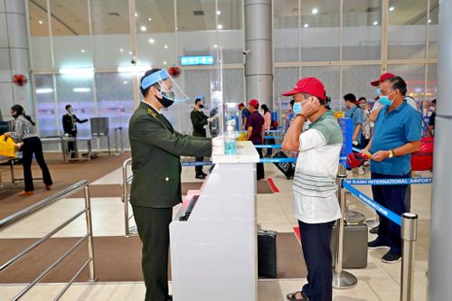 Nhiều quốc gia trên thế giới đã đưa ra nhiều biện pháp khẩn cấp để ứng phó với biến biến chủng mới Omicron trong đó có áp dụng các biện pháp cấm nhập cảnh khách đến từ một số nước Châu phi hoặc những du khách có lịch sử đi qua các quốc gia này.