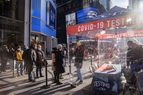Điểm xét nghiệm Covid-19 ở Quảng trường Thời đại ở New York, Mỹ hôm 3/12. Ảnh: Reuters.