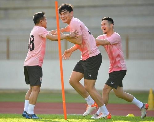  Cầu thủ trẻ đang chơi bóng ở Đan Mạch Jonathan Khemdee (giữa) thích thú khi tham gia trò chơi cùng các đàn anh. AFF Cup là đấu trường mà lứa 1993 của Chanathip từng lên ngôi vô địch năm 2014 và 2016. Kinh nghiệm quý giá ấy tại sân chơi khu vực là điều lớp trẻ hiện tại của tuyển Thái cần được tích lũy. 