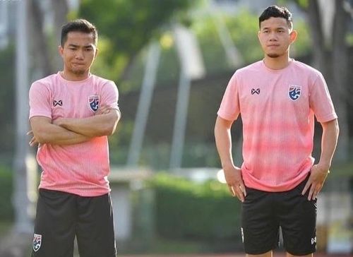  Trên sân, Chanathip cũng tích cực trao đổi với Thanawat Suengchitthawon. Khi 'Messi Thái' vắng mặt, Thanawat đã ra mắt tuyển Thái Lan trong loạt trận cuối vòng loại thứ hai World Cup 2022. Cuộc hội ngộ giữa 2 tiền vệ hay nhất hiện tại của tuyển Thái khiến truyền thông xứ Chùa Vàng chú ý. 