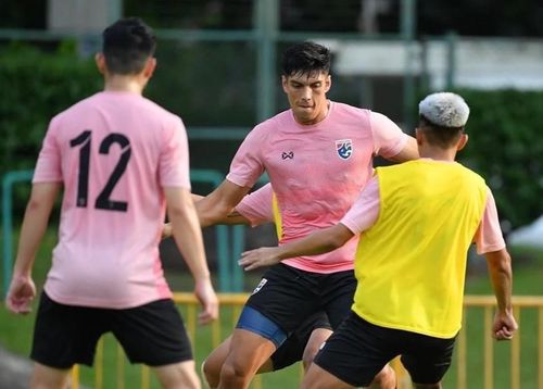  Tuyển Thái Lan ra quân thuận lợi ở AFF Cup 2020 với chiến thắng 2-0 trước Timor-Leste hôm 5/12 bằng một đội hình chưa phải mạnh nhất. Trung vệ gốc Thụy Điển Elias Dolah chưa thi đấu phút nào ở sân chơi khu vực. 