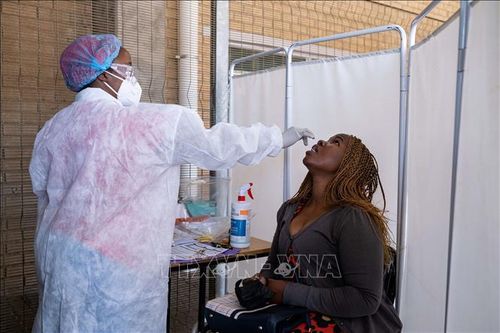 Một điểm xét nghiệm COVID-19 tại Johannesburg, Nam Phi. Ảnh: AFP/TTXVN