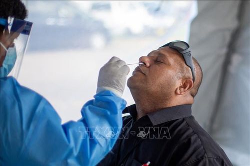 Nhân viên y tế lấy mẫu xét nghiệm COVID-19 cho người dân tại Suva, Fiji. Ảnh: AFP/TTXVN