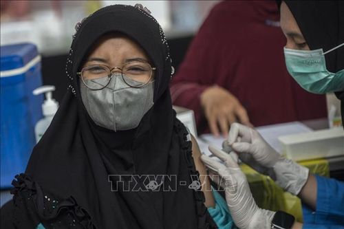Nhân viên y tế tiêm vaccine ngừa COVID-19 cho người dân tại Surabaya, Indonesia. Ảnh: AFP/TTXVN