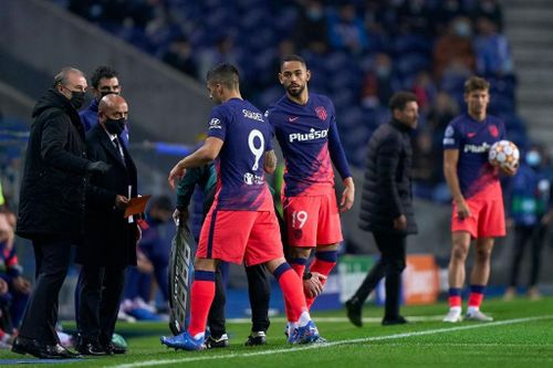 Luis Suarez chủ động ra dấu xin thay người. Chân sút người Uruguay gặp vấn đề sau pha bóng nỗ lực bứt tốc và nhiều khả năng bị căng cơ.