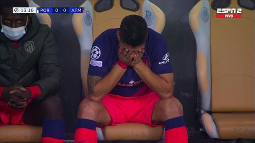 Đây là trận đấu mang tính chất "sinh tử" của Atletico ở Champions League mùa này. Đội bóng thành Madrid bắt buộc thắng Porto, sau đó hy vọng Milan không thắng Liverpool để giành vé vào knock-out. Suarez thất vọng vì rời sân trong thời điểm CLB cần anh nhất.