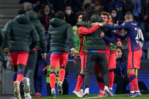 Suarez (quần đen) chạy ra từ khu vực kỹ thuật, ôm lấy đồng đội sau bàn thắng của Griezmann.