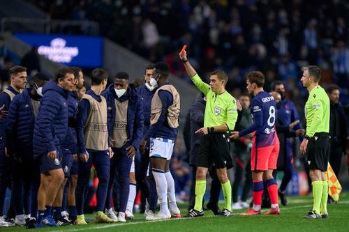Trận đại chiến giữa Atletico và Porto có thêm 3 thẻ đỏ, một cho Yannick Carrasco của Atletico, và 2 thẻ cho cầu thủ Porto - bao gồm hậu vệ Wendell bị truất quyền thi đấu và thủ môn dự bị Agustin Marchesin. Trọng tài cũng rút thẻ cho một thành viên ban huấn luyện của Atletico sau tình huống xô xát.