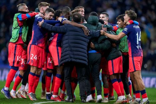 Trước lượt cuối, Atletico xếp dưới Milan và Porto. Với trận thắng 3-1 trên sân Dragao và Milan thua Liverpool, Atletico làm đảo ngược cục diện để có vé vào vòng knock-out Champions League. Họ là đại diện thứ 2 của La Liga vượt qua vòng bảng Champions League mùa này, sau Real Madrid.