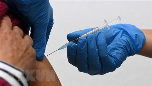 Nhân viên y tế tiêm vaccine ngừa COVID-19 cho người dân tại Sonthofen, Đức. (Ảnh: AFP/TTXVN)
