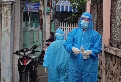 Nhân viên y tế lấy mẫu xét nghiệm SARS-CoV-2 cho người dân một khu vực nguy cơ cao.