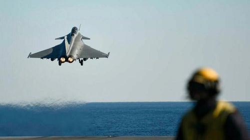 Một máy bay chiến đấu phản lực Rafale của Pháp cất cánh từ tàu sân bay Charles-de-Gaulle của Pháp, được sử dụng trong chiến dịch do Mỹ dẫn đầu chống lại nhóm Nhà nước Hồi giáo ở Syria và Iraq ở phía đông Biển Địa Trung Hải. Ảnh: Pool (công bố ngày 9/12/2016)
