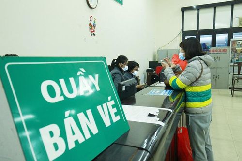 Hành khách mua vé tàu tại Ga Hà Nội. Ảnh: Phạm Hùng