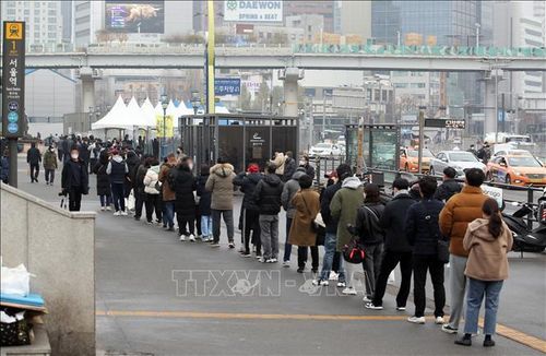 Người dân xếp hàng chờ lấy mẫu xét nghiệm COVID-19 tại Seoul, Hàn Quốc ngày 11/12/2021. Ảnh: Yonhap/TTXVN