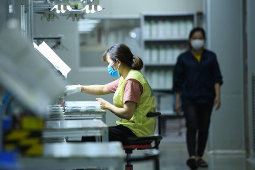  Chính phủ cần tiếp tục hỗ trợ doanh nghiệp dưới nhiều hình thức khác nhau trong quá trình phục hồi kinh tế sau đại dịch. Ảnh: Thạch Thảo. 