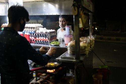 Một xe bán hàng rong đang chuẩn bị món trứng cho khách hàng ở Ahmedabad thuộc bang Gujarat, Ấn Độ. Ảnh: New York Times.