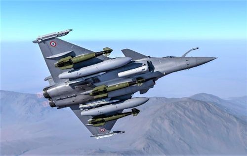 Rafale là tiêm kích thế hệ 4++ do Dassault Aviation của Pháp chế tạo, được quảng bá máy bay chiến đấu thế hệ 4++ mới nhất; tuy nhiên về thực chất, Rafale chỉ là chiến đấu cơ hạng trung, có khả năng cơ động tương đối hạn chế; động cơ của Rafale thuộc loại yếu nhất của máy bay thế hệ 4 sử dụng hai động cơ hiện nay.