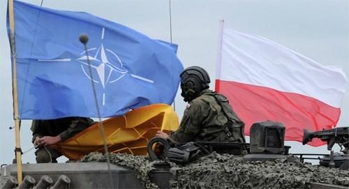 Trong khi đó phản ứng về việc NATO triển khai quân gần biên giới Nga, Bộ Ngoại giao Nga cho biết, nước này đang chuẩn bị đáp trả bằng các hoạt động quân sự, nếu NATO tiếp tục áp sát lãnh thổ và đe dọa an ninh của Nga.