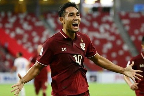 Teerasil Dangda ăn mừng bàn thắng mở tỷ số ở phút 26 cho đội nhà Thái Lan.