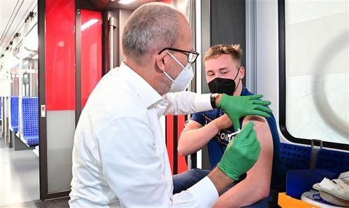 Nhân viên y tế tiêm vaccine phòng COVID-19 cho người dân tại Sonthofen, Đức ngày 30/11/2021. Ảnh: AFP/TTXVN