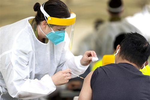 Tiêm vaccine ngừa COVID-19 tại Dubbo, Australia. Ảnh: AFP/TTXVN