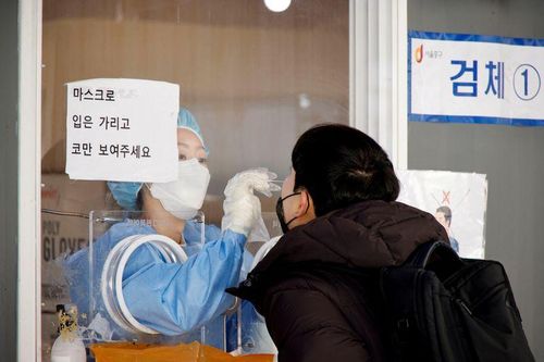 Lấy mẫu xét nghiệm Covid-19 tại 1 nhà ga ở Seoul, Hàn Quốc. (Ảnh: Reuters) 