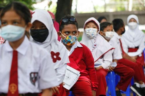 Học sinh chờ tiêm vaccine phòng Covid-19 ở Jakarta, Indonesia, ngày 14/12/2021. (Ảnh: Reuters) 