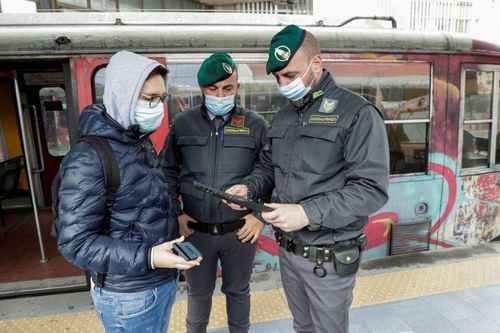 Lực lượng chức năng kiểm tra “thẻ xanh” của hành khách tại ga tàu ở Naples, Italia, ngày 6/12/2021. (Ảnh: Reuters) 