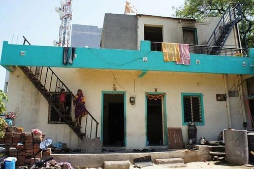Ngôi làng không khóa cửa: Tất cả nhà ở ngôi làng Shani Shingnapur thuộc thị trấn Nevasa, bang Maharashtra, Ấn Độ đều không có cửa hay khóa. Những người dân ở đây khẳng định rằng không có bất kỳ vụ trộm cắp nào trong làng suốt nhiều thế kỷ qua. Thậm chí, đây còn được xem là 1 truyền thống bắt buộc được người dân ở đây tôn trọng, ngay cả những tòa nhà mới xây dù hiện đại đến mấy cũng không được lắp cửa hoặc khóa.