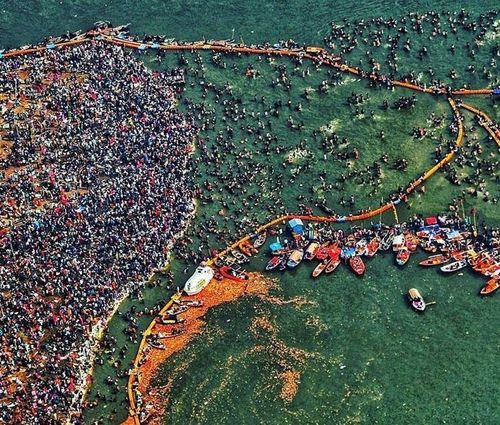 Cuộc hành hương của 130 triệu người: Kumbh Mela - một cuộc hành hương của Ấn Độ giáo được lặp đi lặp lại cứ sau 12 năm, là sự kiện tập trung số lượng người khổng lồ. Vào năm 2019, cuộc hành hương đã được diễn ra với kỷ lục 130 triệu người tham gia.