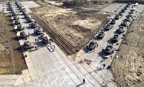 Xe quân sự của Nga trong cuộc tập trận tại Crimea tháng 4/2021. Ảnh: AP