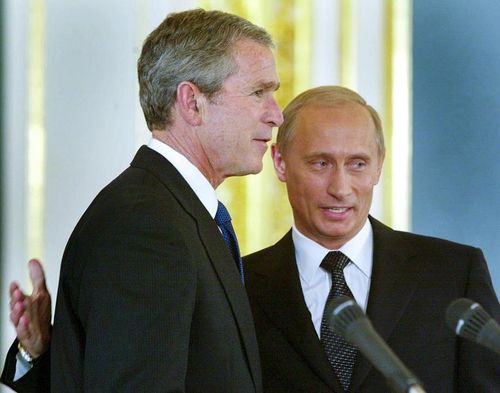 Tổng thống Nga Vladimir Putin và người đồng cấp Bush tại Moskva vào tháng 5/2002. Ảnh: AP