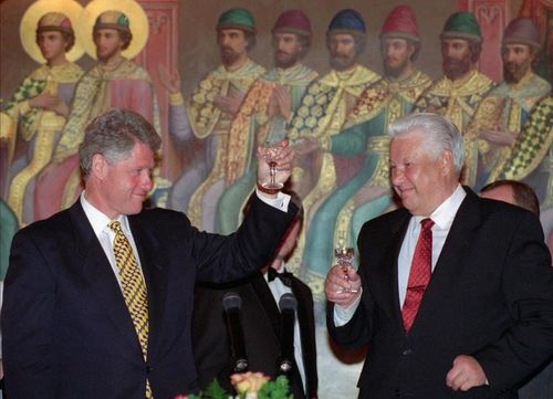 Trong bức ảnh chụp tháng 5/1995, Tổng thống Mỹ khi đó Bill Clinton gặp gỡ Tổng thống Nga Boris Yeltsin tại Moskva. Ảnh: AP