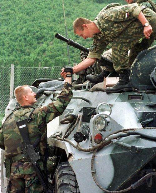 Quân nhân Mỹ bắt tay với binh sĩ Nga vào năm 1999. Ảnh: AP
