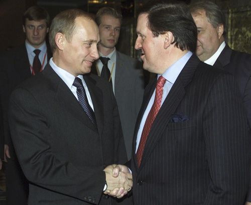 Trong bức ảnh chụp năm 2002, Tổng thống Nga bắt tay Tổng thư ký NATO khi đó Lord Robertson tại Brussels (Bỉ). Ảnh: AP