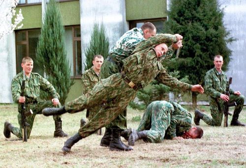 Thành viên lực lượng đặc nhiệm Nga cùng binh sĩ lực lượng gìn giữ hòa bình NATO cùng thể hiện kỹ năng tại Sở chỉ huy lữ đoàn Nga ở Bosnia tháng 3/1998. Ảnh: AP